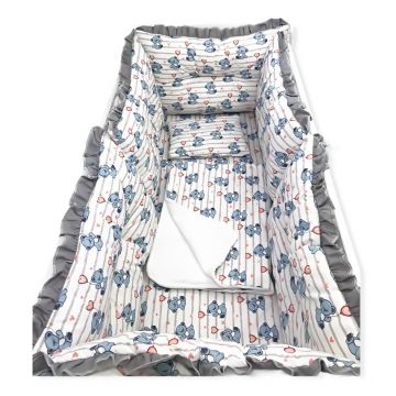 Lenjerie patut 140x70 cm cu 6 aparatori pufoase, cearsaf si paturica Ursi cu inimioare albastre Lenjerie patut 140x70 cm cu 6 aparatori pufoase, cearsaf si paturica Ursi cu inimioare albastre