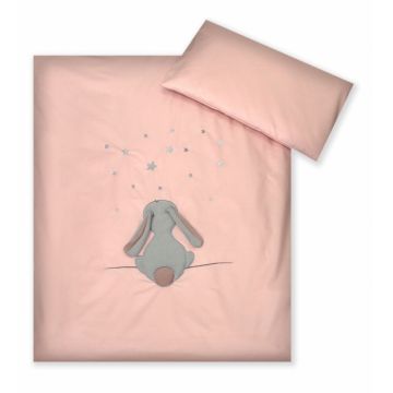 Set lenjerie din bumbac cu protectie laterala pentru pat bebelusi Fluffy Rose 120 x 60 cm Set lenjerie din bumbac cu protectie laterala pentru pat bebelusi Fluffy Rose 120 x 60 cm