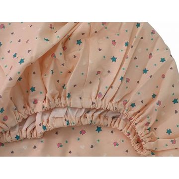 Cearceaf Lumea stelutelor colorate patut bebelus 70x110 cm cu elastic din bumbac
