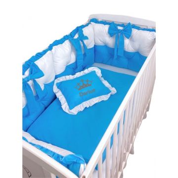 Lenjeria de pat Personalizata cu 4 perne aparatori matlasate, cearceaf cu volanas, pilota si pernuta 140x70 cm albastru turquoise