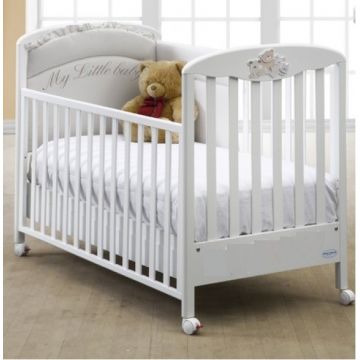 Patut bebe din lemn masiv cu sertar, roti, laterale culisabile si inaltime reglabila a saltelei Little Baby alb 127x63 cm Patut bebe din lemn masiv cu sertar, roti, laterale culisabile si inaltime reglabila a saltelei Little Baby alb 127x63 cm