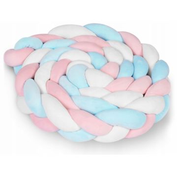 Protectie laterala impletita pentru patut Ricokids Trio AlbastruRozAlb 3metri,inaltime 11.5 cm, din plus cu umplutura antialergica