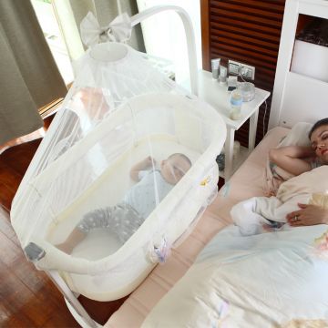 Patut Co-Sleeping cu doua nivele spatiu de depozitare si Baldachin Alb