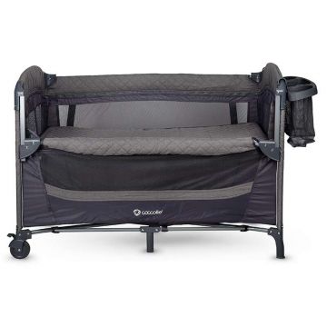 Patut pliabil multifunctional Coccolle Insieme Co Sleeper cu laterala culisanta si 2 niveluri de inaltime, Sistem atasare la somiera patului de adult, Masa infasat, Roti cu frana, Usita cu fermoar, Geanta transport, 120x60 cm, Greystone