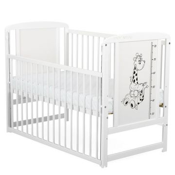 Patut din lemn bebe, 120x60 cm, Cu laterala culisanta, Din lemn de pin si mdf, Stabil si rezistent, Inaltime saltea reglabila pe 3 nivele, Laterala cu 3 bete detasabile, EN716-1, EN716-2, Alb, Babyneeds, Timmi Girafa