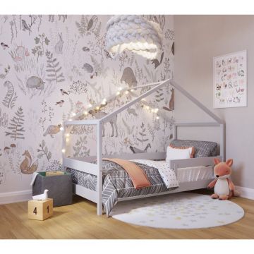 Patut tip casuta din lemn junior, 160x80 cm, Din lemn certificat FSC, Transformabil in casuta de joaca, Cu bariera de protectie, In stil scandinav, Gri, YappyKids, YappyHytte Bed