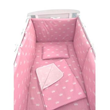 Lenjerie de pat bebelusi 120x60 cm cu aparatori laterale pufoase cearșaf păturică dubla și pernuta slim Deseda Coronite albe pe roz