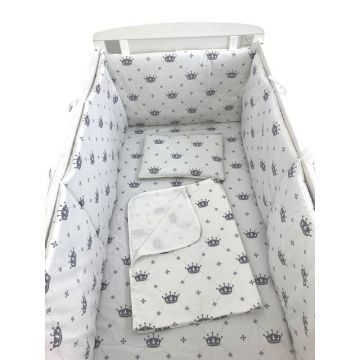 Lenjerie de pat bebelusi 120x60 cm cu aparatori laterale pufoase cearșaf păturică dubla și pernuta slim Deseda Coronite Gri pe alb