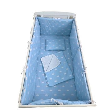 Lenjerie de pat bebelusi 140x70 cm cu aparatori laterale pufoase cearșaf păturică dubla și pernuta slim Deseda Coronite albastre pe alb