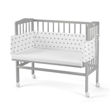 Set Patut, Waldin, Bedside 2in1 Gri, 90 cm x 55 cm, laterala detasabila, co-sleeping, cu Saltea + Aparatoare alba cu stelute gri