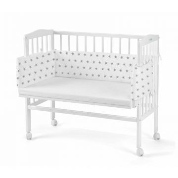 Waldin - Set Patut Bedside 2in1 Alb, 90 cm x 55 cm, laterala detasabila, co-sleeping, cu Saltea + Aparatoare alba cu stelute gri