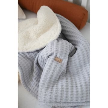 Paturica BabyLy pentru copii reversibila dublat bumbac waffle gri deschis si tesatura bucle crem Teddy 100x70cm