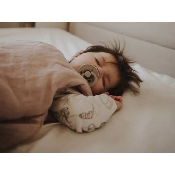 Sac de dormit BabyLy in bej cu volanase cu umplutura antialergica BabySoft marimea S 2 tog pe tot parcursul anului 0-9 luni
