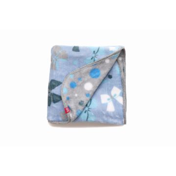 Paturica pufoasa de plus 2 fete bleu cu fundite si gri cu buline 75x75 cm