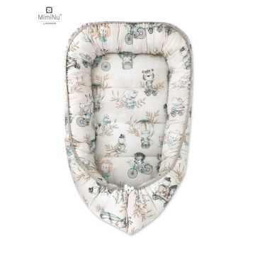 MimiNu - Cosulet bebelus pentru dormit, Baby Cocoon 75x55 cm, Husa 100% bumbac, Din bumbac certificat Oeko Tex Standard 100, Design Zoo on Bikes Nugat