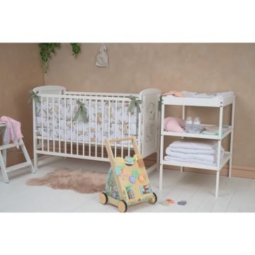 Babyneeds - Patut din lemn de pin Timmi 120x60 cm, EN716-1, EN716-2, Inaltime saltea reglabila pe 3 nivele, Laterala cu 3 bete detasabile, Alb + Saltea 10 cm + Qmini - Masuta de schimbat, 70x50 cm, Alb