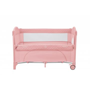 Patut pliabil pentru copii KikkaBoo Milky Way Pink cu 2 nivele,laterala culisanta pe 3 nivele,pliere compacta,usa cu fermoar,roti cu frane,curea de fixare pat,saltea pliabila,gentuta organizator si geanta transport incluse