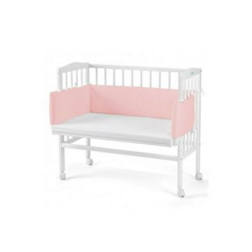 Patut suplimentar 2in1 pentru copii, Waldin, 90 cm x 55 cm, lemn de fag, vopsea certificata, roti blocabile, laterala detasabila, co-sleeping, Saltea inclusa, Alb cu Aparatoare Roz