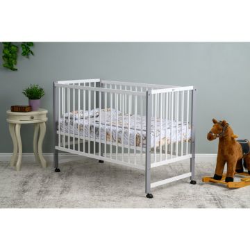 Patut din lemn bebe, 120x60 cm, Din lemn de pin, Stabil si rezistent, Inaltime saltea reglabila pe 3 nivele, Laterala cu 3 bete detasabile, EN716-1, EN716-2, Alb, Qmini, Maya + Saltea 12 cm Patut din lemn bebe, 120x60 cm, Din lemn de pin, Stabil si rezistent, Inaltime saltea reglabila pe 3 nivele, Laterala cu 3 bete detasabile, EN716-1, EN716-2, Alb, Qmini, Maya + Saltea 12 cm