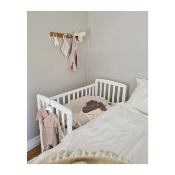 Patut bebe din lemn masiv, laterala culisabila si inaltime reglabila a saltelei, bedside Alice Alb cu saltea comfort 100x50 cm