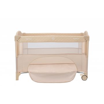 Patut pliabil pentru copii KikkaBoo Milky Way Beige cu 2 nivele,laterala culisanta pe 3 nivele,pliere compacta,usa cu fermoar,roti cu frane,curea de fixare pat,saltea pliabila,gentuta organizator si geanta transport incluse