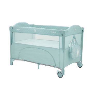 Patut pliabil pentru copii KikkaBoo Milky Way Mint cu 2 nivele,laterala culisanta pe 3 nivele,pliere compacta,usa cu fermoar,roti cu frane,curea de fixare pat,saltea pliabila,gentuta organizator si geanta transport incluse