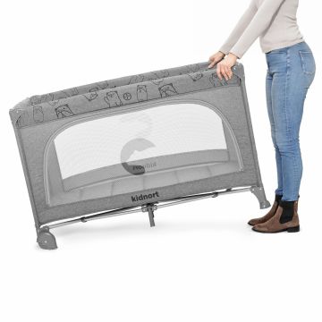 Set Patut de calatorie Kidnort Ihalig Light Gray cu geanta de transport, salteluta pliabila, usa cu fermoar si roti cu posibilitatea de blocare + Saltea cocos Comfort 8 cm