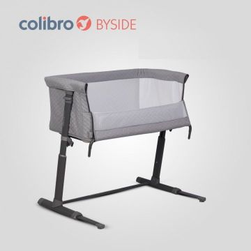 Patut Co-Sleeper 2 in 1 pentru copii Colibro BySide Bassinet, cu saltea inclusa, inaltime reglabila pe 9 nivele si unghi de inclinare de 30 de grade, sistem automat de retractare picioare, dimensiune 93 x 58 cm, Dove