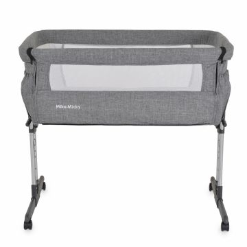 Patut co-sleeper pentru bebelusi Moni Mika Gri cu inaltime reglabila pe 7 nivele,Roti cu frana,Laterala detasabila,2 Buzunare depozitare,Laterale din plasa ventilatie,Curele pentru fixare la patul parintilor,Saltea inclusa