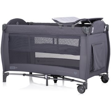 Patut pliabil Chipolino Bella Anthracite cu doua nivele, intrare laterala cu fermoar, 2 roti cu frane, saltea de infasat, carusel muzical, geanta pentru transport, buzunar si organizator accesorii