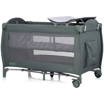 Patut pliabil Chipolino Bella Basil cu doua nivele, intrare laterala cu fermoar, 2 roti cu frane, saltea de infasat, carusel muzical, geanta pentru transport, buzunar si organizator accesorii