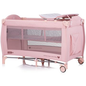 Patut pliabil Chipolino Bella Pink Marshmallow cu doua nivele, intrare laterala cu fermoar, 2 roti cu frane, saltea de infasat, carusel muzical, geanta pentru transport, buzunar si organizator accesorii