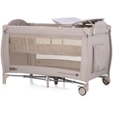 Patut pliabil Chipolino Bella Tiramisu cu doua nivele, intrare laterala cu fermoar, 2 roti cu frane, saltea de infasat, carusel muzical, geanta pentru transport, buzunar si organizator accesorii