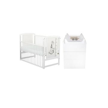 Set mobilier pentru copii, BabyNeeds: Patut cu laterala culisanta, din lemn de pin si MDF, somiera reglabila in 3 trepte, Timmi Girafa, 120x60 cm + Saltea cocos-burete-cocos, 10 cm + Comoda cu masuta de infasat, Alb