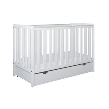 Patut din lemn si MDF pentru copii Nichiduta Bambi Alb cu sertar pe roti,sistem 2 bare detasabile,vopsele ecologoce pe baza de apa,margini rotunjite,dimensiuni interioare 120x60 cm