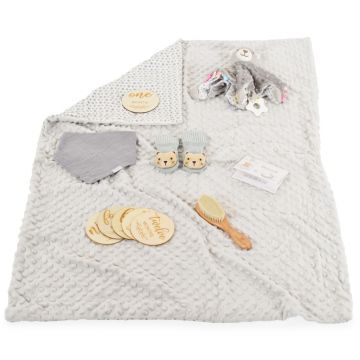 Set cadou 6in1 pentru nou nascut Cangaroo Bearly Gri cu paturica dubla 100x80cm,jucarie atasament,sosete,baveta,perie cu peri naturali si cartonase etape crestere in cutie cadou cu felicitare