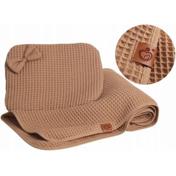 Set paturica 77x57 cm si perna 25x30 cm, pentru copii BabyMam, din 100 bumbac, cu umplutura anti-alergenica, design unic wafel cappuccino