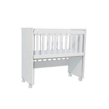 Set Patut din lemn Nichiduta Mini Cot White cu laterala culisanta,somiera reglabila pe 4 nivele de inaltime,Roti cu blocare si Margini rotunjite + Saltea cocos-burete cu detasabila cu fermoar Dreamillo Bunny 90x40 cm