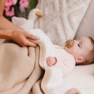 Paturica pentru copii Babyono Crem din bumbac cu polar 75x100 cm