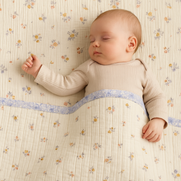 Paturica handmade matlasata din muselina premium cu fata dubla Zomea Ecru Blue 135x100 cm