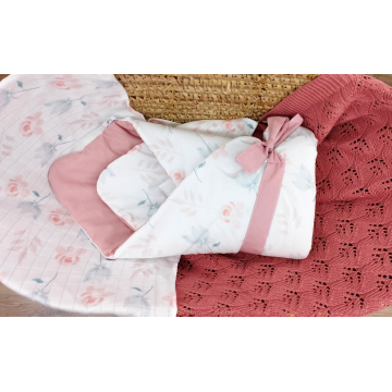 Paturica multifunctionala de infasat bebelusi Bocioland Bellflower 80x80 cm, din bumbac 100, fixare cu panglica asortata