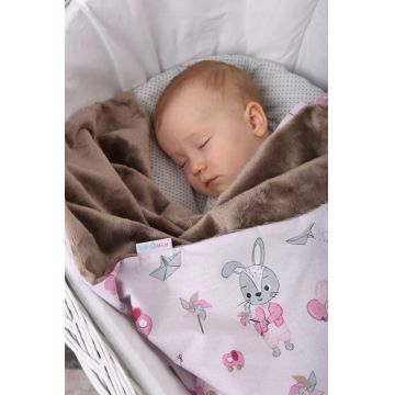 Paturica pentru copii BabyMam pink Rabbit, realizata cu doua fete din bumbac si din plus pufos, dimensiune 75 x 50 cm