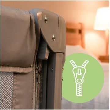 Patut de calatorie pentru copii Malplay, cu doua nivele, salteluta, plasa de ventilatie, roti, usa cu fermoar si geanta de transport inclusa, dimensiune 60 x 120 cm Gri