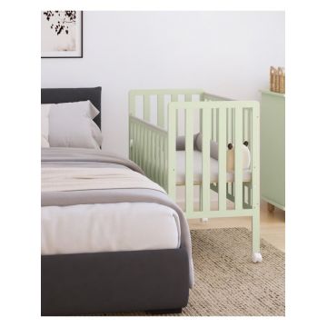 Patut din lemn Bambi menta cu laterala culisanta, roti cu blocare si protectie silicon pentru dentitie, 100 x 50 cm