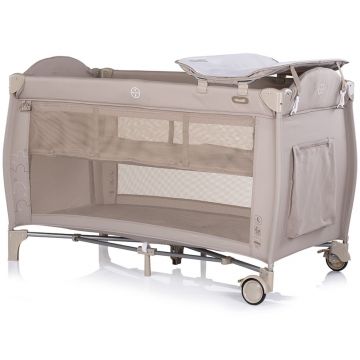 Patut pliabil Chipolino Bella Latte cu 2 nivele, saltea de infasat, intrare laterala cu fermoar, carusel muzical cu jucarii, tava pentru accesorii si geanta de transport