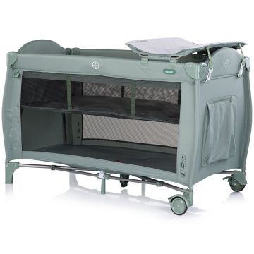 Patut pliabil Chipolino Bella Matcha cu 2 nivele, saltea de infasat, intrare laterala cu fermoar, carusel muzical cu jucarii, tava pentru accesorii si geanta de transport