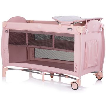 Patut pliabil Chipolino Bella Powder Pink cu 2 nivele, saltea de infasat, intrare laterala cu fermoar, carusel muzical cu jucarii, tava pentru accesorii si geanta de transport