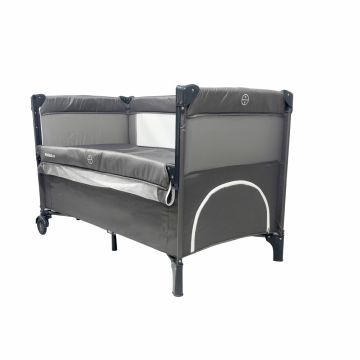 Patut pliabil pentru copii Nichiduta grey, cadru din otel, material poliester 210D, cu doua nivele, laterala culisanta, roti cu frana, buzunar lateral, dimensiune 125 x 65 x 77 cm, geanta de transport inclusa