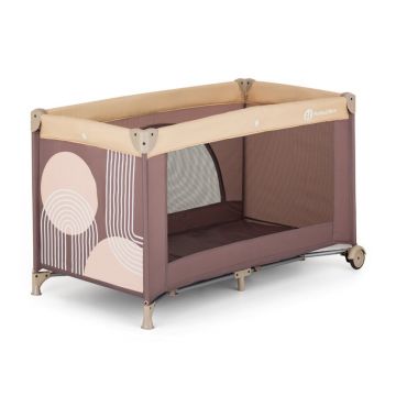 Patut pliabil pentru copii PetiteMars Nyja Mocha 120x60 cm cu roti, functie de tarc, pliere compacta, include geanta de transport, intrare laterala cu fermoar, greutate admisa 15 kg, 0-30 luni