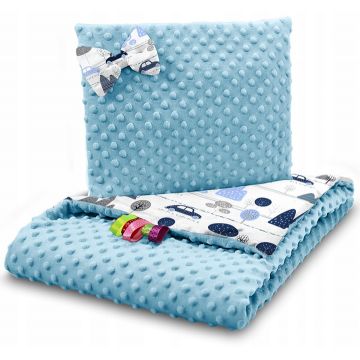 Set paturica 75x100 cm si perna 35x30 cm pentru copii, BabyMam minky blue retro cars, versatila cu doua fete